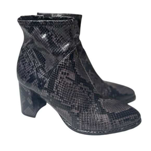 Marc Fisher Women’s Dyvine Grey Snakeskin Pointed Toe Block Heel Ankle Boots - Picture 1 of 8